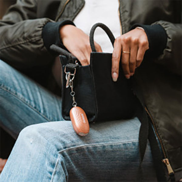 Schrillalarm 2-in-1 Personal Alarm mit LED Licht & Karabinerhaken, bronze