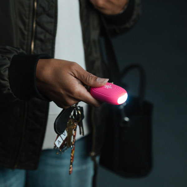 Schrillalarm 2-in-1 Personal Alarm mit LED Licht & Karabinerhaken, pink