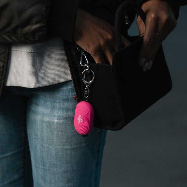 Schrillalarm 2-in-1 Personal Alarm mit LED Licht & Karabinerhaken, pink