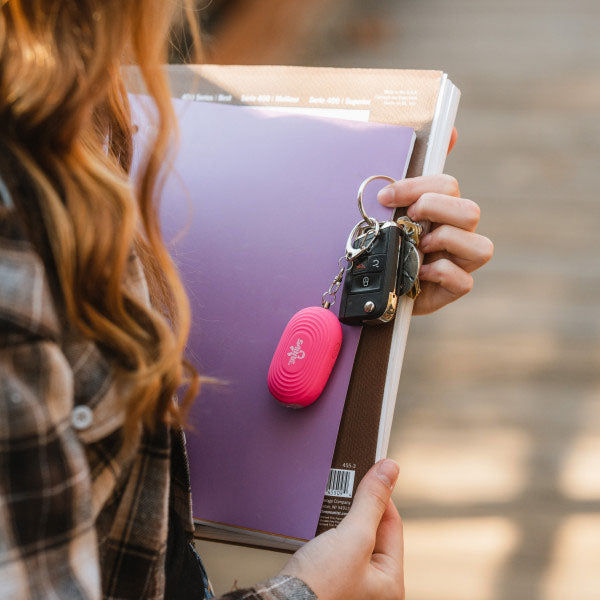 Schrillalarm 2-in-1 Personal Alarm mit LED Licht & Karabinerhaken, pink
