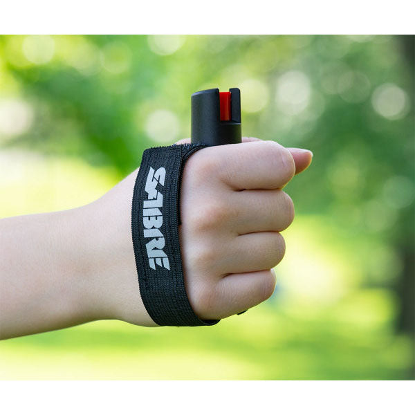 Pfefferspray Gel Hand hält den schwarzen RUNNER GEL Spray sicher in der Handschlaufe