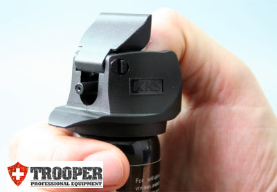 Pfefferspray TW1000 PEPPER-BOX JET 40 ml – ein Daumen liegt am Auslöser des kompakten Pfeffersprays
